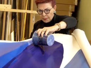 Bette Ridgeway demonstrates her paint pouring technique in her studio