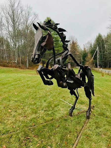 sciulpture en plein air: A sculpture of a wild horse